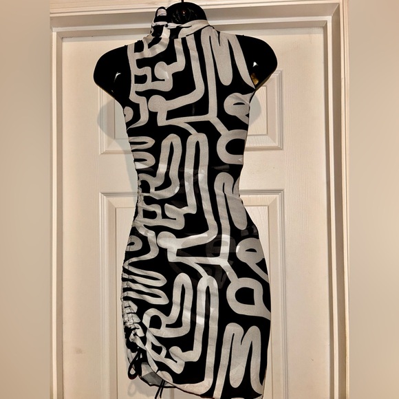 NWOT Black and White Abstract Print Bikini Set with Coverup - Picture 5 of 7